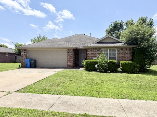 Nice 3-bedroom single family home located in Fayetteville! Fenced backyard, fireplace, eat in kitchen, and spacious. Tenant is responsible for electric, gas, water/trash, cable/internet, and lawn care. Tenant will need to provide refrigerator, washer, and dryer. We process applications as we receive and once an application is approved, we reach out for deposit. Deposit secures the unit not the application. Please be aware of scams. Our application process is to be paid online through a secure portal, and we do not accept cash, CashApp, Venmo, and/or PayPal.