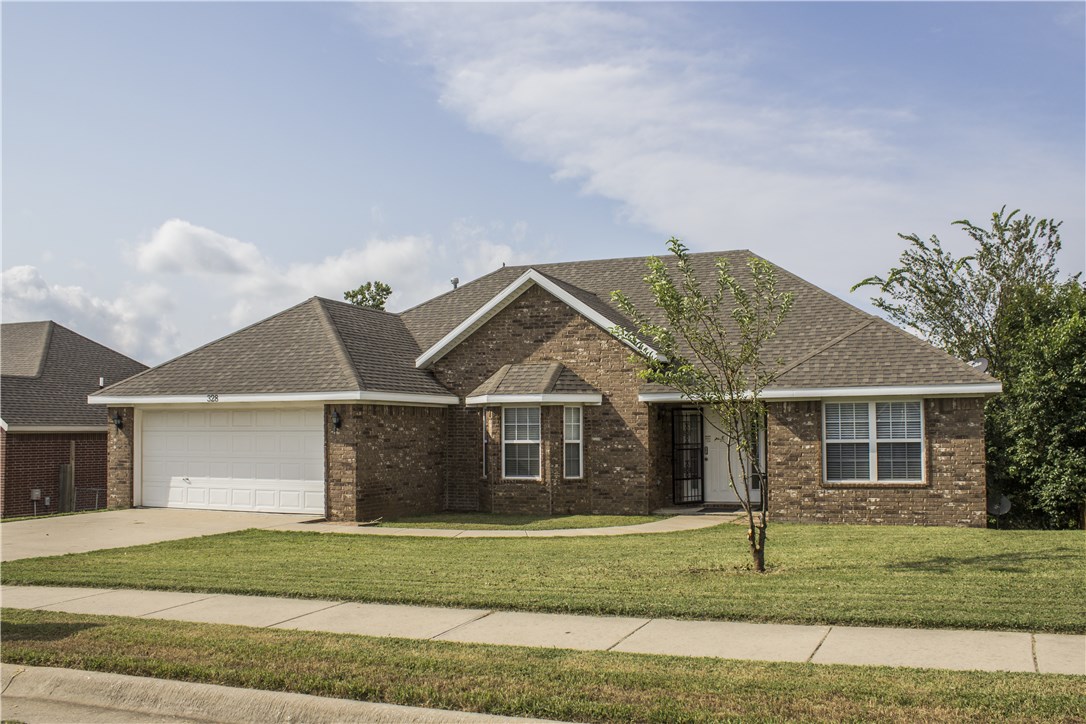 VERY NICE RECENTLY REMODELED , AL BRICK, 4 BEDROOM, 2 BATH, SPLIT PLAN HOME IN BETHEL HEIGHTS. SPRINGDALE SCHOOLS, MINUTES FROM I-540. FIREPLACE IN LIVING ROOM. 12 X 16 DECK OFF BREAKFAST AREA. WALK IN CLOSETS.