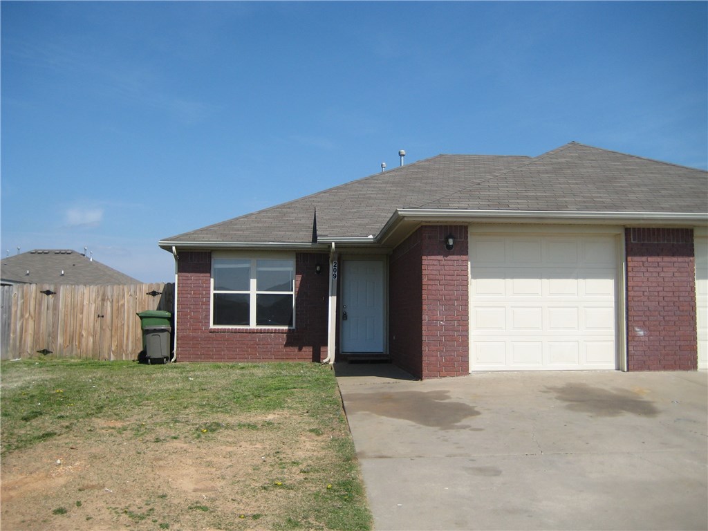 Great 3 bedroom & 2 bathroom duplex in Rogers! Solid surface floors throughout and new paint!