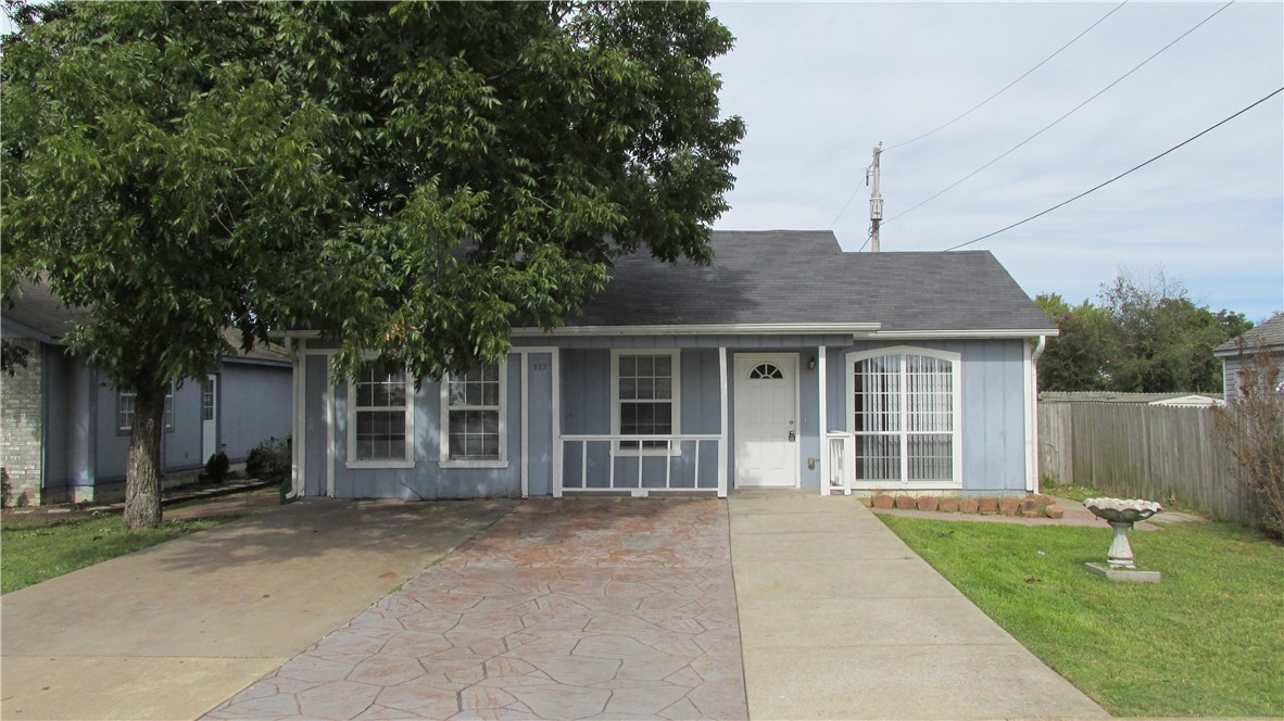 Cute 3 bed & 2 bath house in Rogers with a fenced backyard!