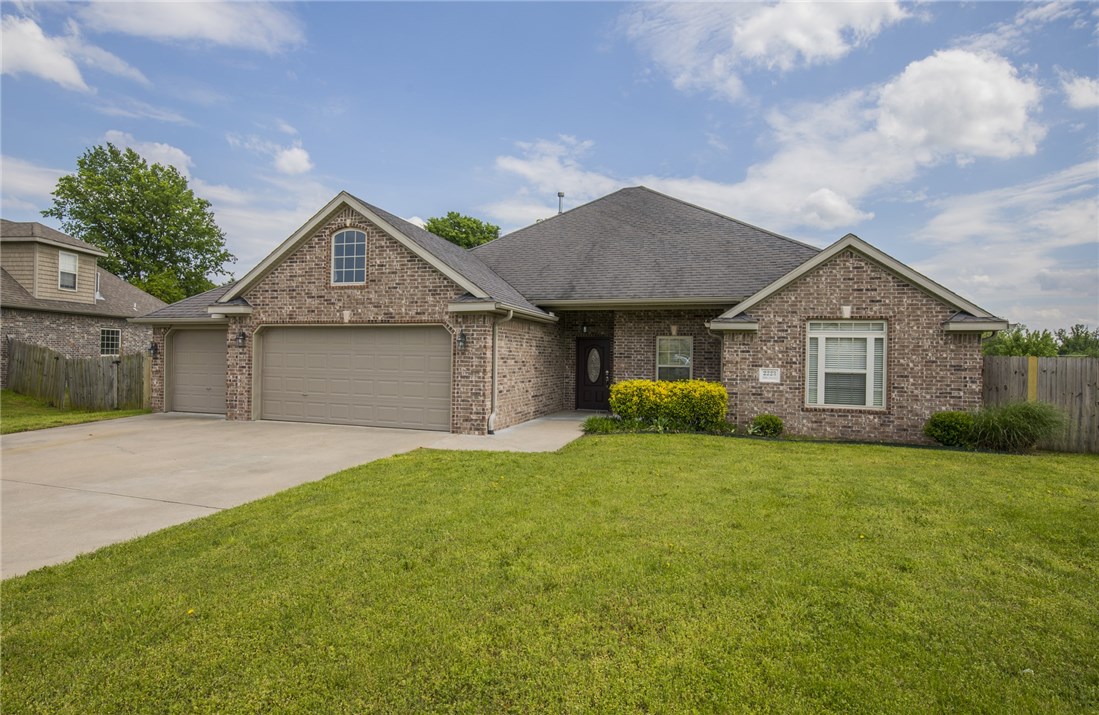 Beautiful 4BR/2BA brick home in Spring Creek Estates feels just like NEW! Home boasts of split-floor plan with new scraped oak hardwood floors, carpet and crown molding accenting. Large living room w/beautiful gas fireplace. Eat-in kitchen w/granite counters, island and large pantry. Also features new paint, new faucets, new fixtures, LED lighting, new illuminated light switches and more! Located in a quiet neighborhood at the end of the cul-de-sac and close to Don Tyson & Hwy 265.