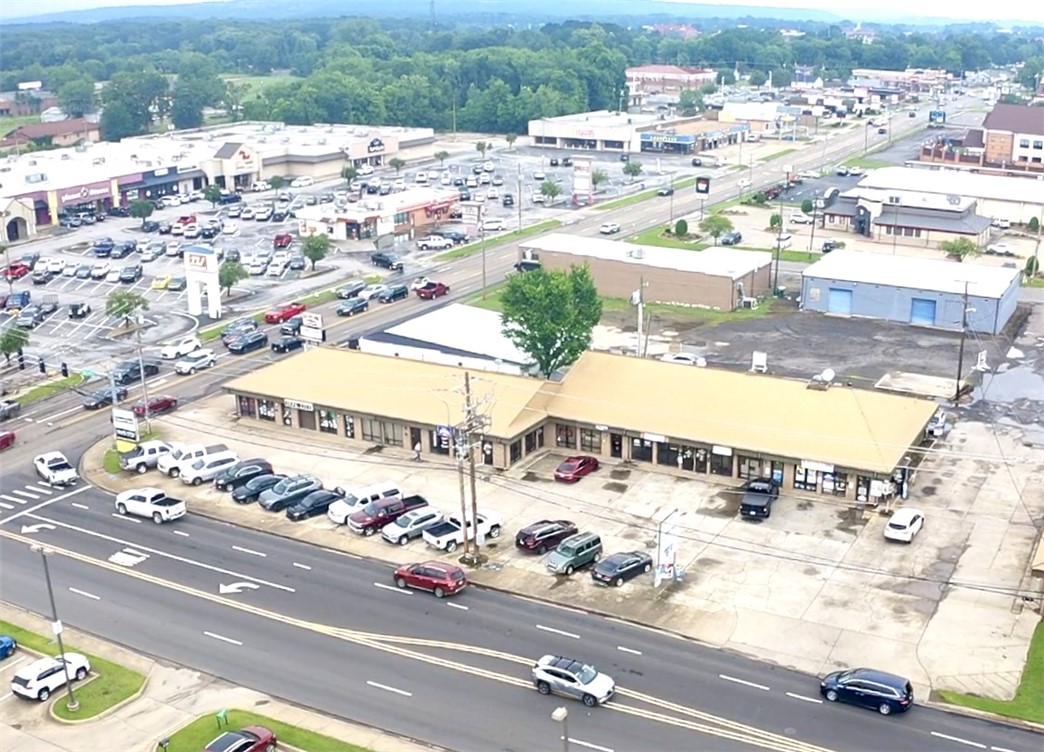 Strip mall on the corner of Hwy 7/Arkansas Ave. and Parkway. Near downtown's entertainment district and Arkansas Tech this property provides excellent exposure and high traffic count with visibility and accessibility of being in the heart of town. Agents see remarks.