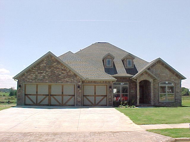 Beautiful 4 bedroom and 3 bathroom house in Bentonville with a 3 car garage and covered patio!