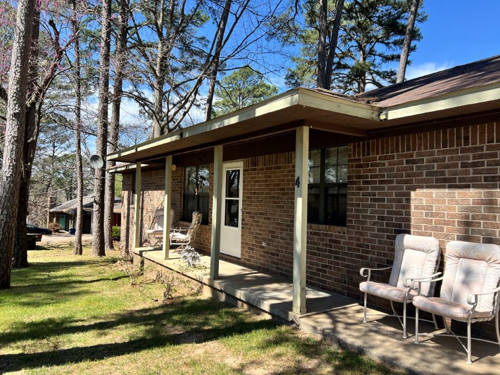 3BR/2BA traditional home on a flat, level cul-de-sac lot in Bella Vista! Perfect for outdoor enthusiasts: located near premier mountain biking trails, just 2.3 miles from the Oz Trails bike lift, and within 1.5 miles of Lake Rayburn and Lake Ann. Enjoy seasonal golf course views right from home, with a shopping center under 1.5 miles away. Features a desirable split floor plan, 2-car garage, and concrete driveway. Access to amazing POA amenities like community pools and pickle ball courts.