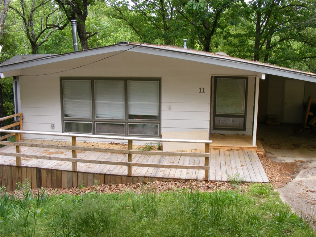 Older home that needs a lttle TLC. 2 Bd 2 Ba in a Culdesac.