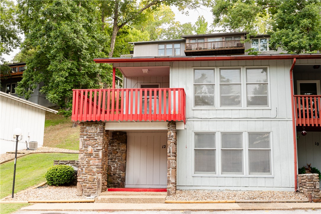 Nestled in Bella Vista, this 1,520 sq ft townhome offers modern comfort & outdoor adventure. Minutes from Tunnel Vision Trail, Lake Avalon, and Arkansas’s first lift-served OZ Trails Bike Park. Near Walmart Supercenter, clubhouse, pools, golf, and tennis, with easy interstate access to Pinnacle & Downtown Bentonville (20 min). Inside: 3 beds, 2 updated baths, bonus upstairs living area, kitchen with granite counters & newer appliances. Off-street parking + open layout. Trail access, lake life, and convenience; welcome home!