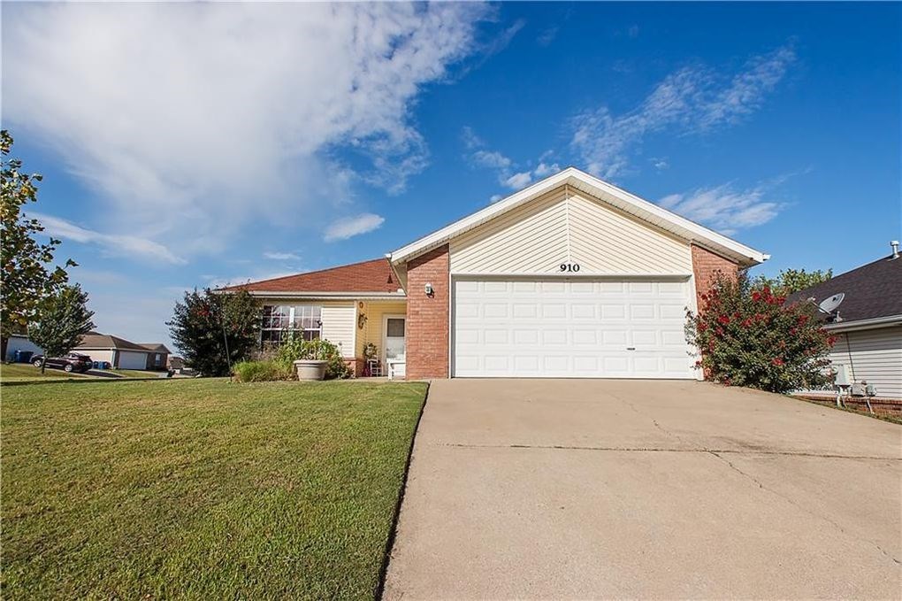 Adorable home on a large corner lot in a quiet cul-de-sac. Enjoy the nice size living area with lots of natural light making this home feel like an open floor plan. Neutral colors throughout make this home easy to decorate and make your own. Tile in wet areas and carpet in living areas. Nice size bedrooms, master bath has walk in shower. Privacy fenced back yard which is great for pets or children. Roof is only 5 yrs old. This home is just minutes from shopping and restaurants.