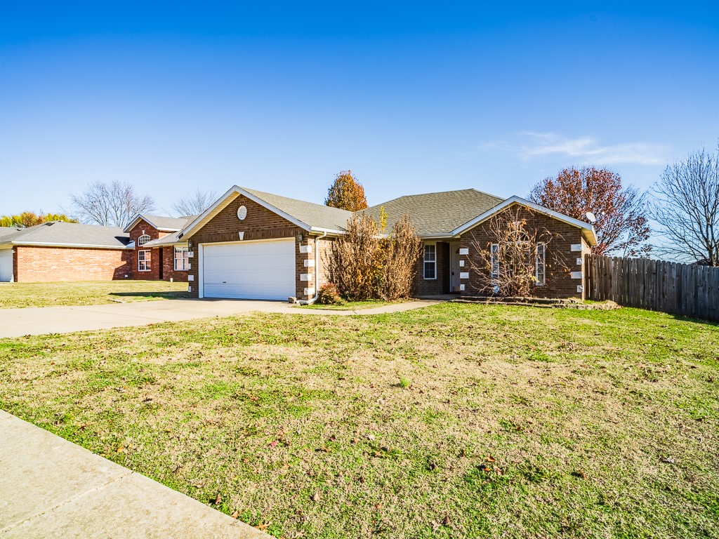 3 bedroom 2 bath home situated in the heart of Centerton. Minutes from schools and shopping. Large privacy fenced yard with pergola to enjoy! Vinyl plank flooring, tile and carpet. Split floor plan.