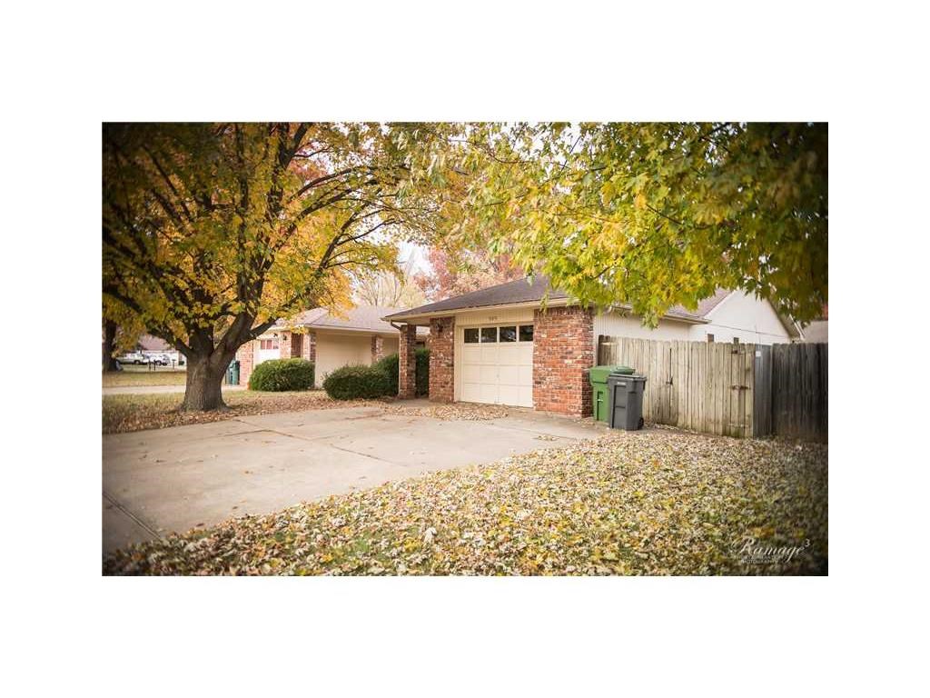 Large Rooms, Vaulted Ceilings w/ Skylights, Fenced Yard and Mature Trees. 
800/month with 700/deposit