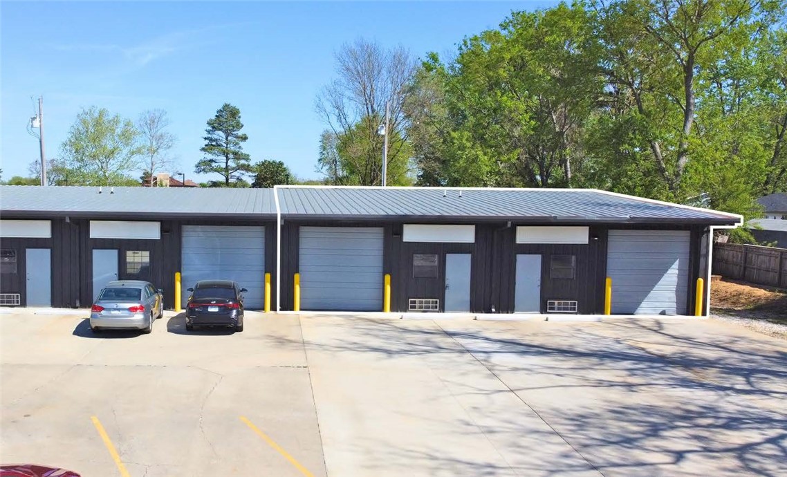 Available: 3,520 SF

Asking Rent: $12.00 PSF | NNN

Bay Level Doors: 2 (10' x 10')

Property Highlights
Ready-to-lease flex units complete with two small offices and two half baths.
Two miles from Interstate 49.
Easy access to major highways and nearby amenities.