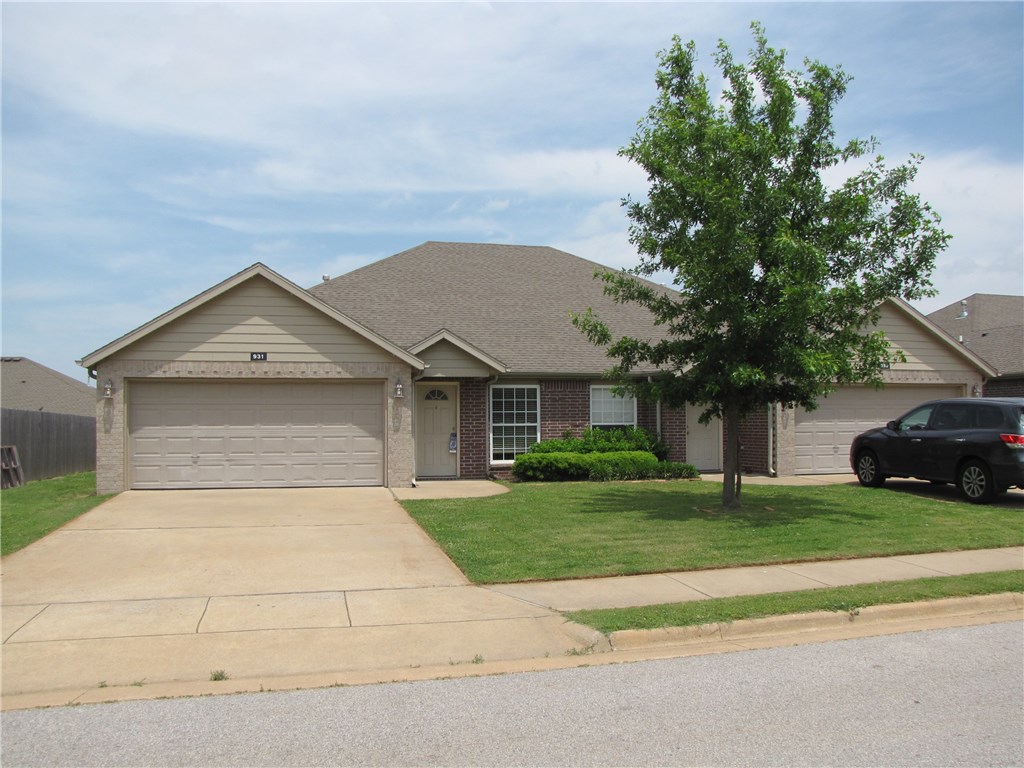 Beautiful like new duplex! Laminate wood floors in living room and hall. Tile in Kithen, dining room, and both baths. New carpet in all bedrooms, new paint thru-out. Granite counter tops in Kitchen and both baths. Large master bedroom with giant WIC, separate whirlpool tub and shower. Fenced yard, Bentonville schools, minutes from downtown. Hurry these listings are rare and don't last very long!