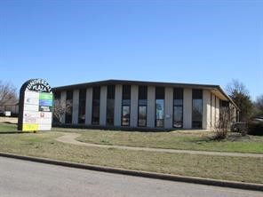 Looking for the perfect location and space for your business??? Look no further!  Universal Plaza is located next to the Walmart Supercenter on Walnut in Rogers.  It is mid point to I49 and Downtown Rogers.
This multi unit center has strong co tenants and is visible from Walnut.   Call to schedule your showing today. $650 per month rent plus utilities.   Reception area, one large room and an additional storage/copier room and 1 restroom.