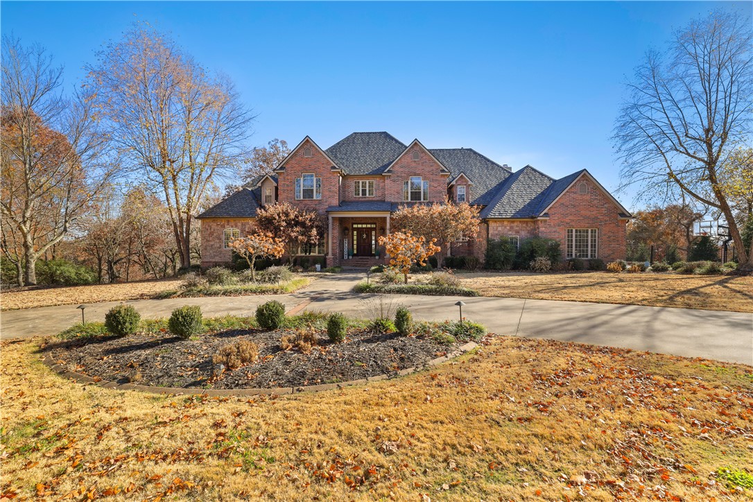 Sitting on 1.88 elevated lot with breathtaking views. Home has great inside/outside flow, 4 bedroom and 3 1/2 bathrooms with 4900+ living space. Great entertainment throughout home with some of the most scenic views in Fayetteville. This home has a warm, at home feeling the moment you step in the door.