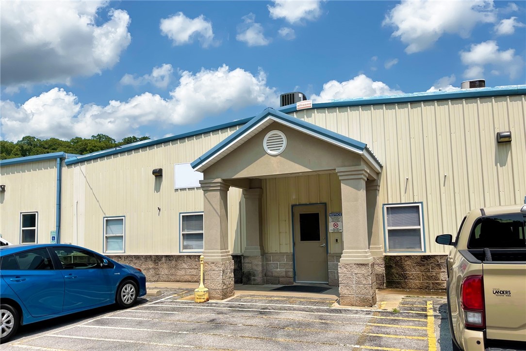 Rare industrial building for sale or lease in Rogers, Arkansas. Current layout provides several offices, testing labs, warehouse space and restrooms. Option for outdoor storage with 5.63 acres and ample parking. Property has an additional detached storage building and is minutes from Historic Downtown Rogers, Lake Atalanta and Prairie Creek Marina at Beaver Lake.
• 35,700 square feet on +/- 5.63 acres
• Large industrial building near downtown Rogers
• Previously utilized as lab space with offices
• 208-3 phase & single phase 1200 amp service for electrical power
• Testing labs, office space and meeting rooms
• Outdoor space for expansion or storage
• Three loading docks with roll-up doors
• 100% HVAC