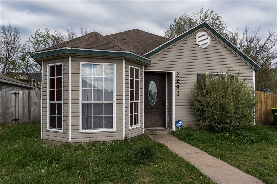 Super cute house at a great price for a home owner or investor. Cozy living room, eat in kitchen, fenced in backyard, and all appliances convey!