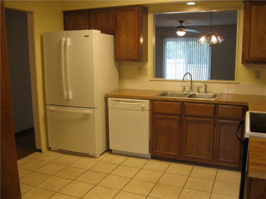 Metfield Courts Bvv - Residential Lease