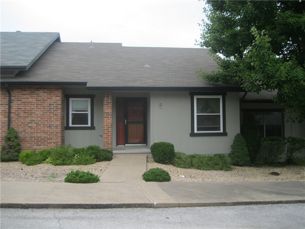 Gorgeous home in the Metfield Courts Subdivision. Features include 2 bedrooms, 2 full baths. Master has updated walk in shower. Laminate plank flooring in living area, carpet in bedrooms. Refrigerator, washer and dryer provided for tenant use. Walk out from the back door and enjoy a game of tennis. Lawn care included !!