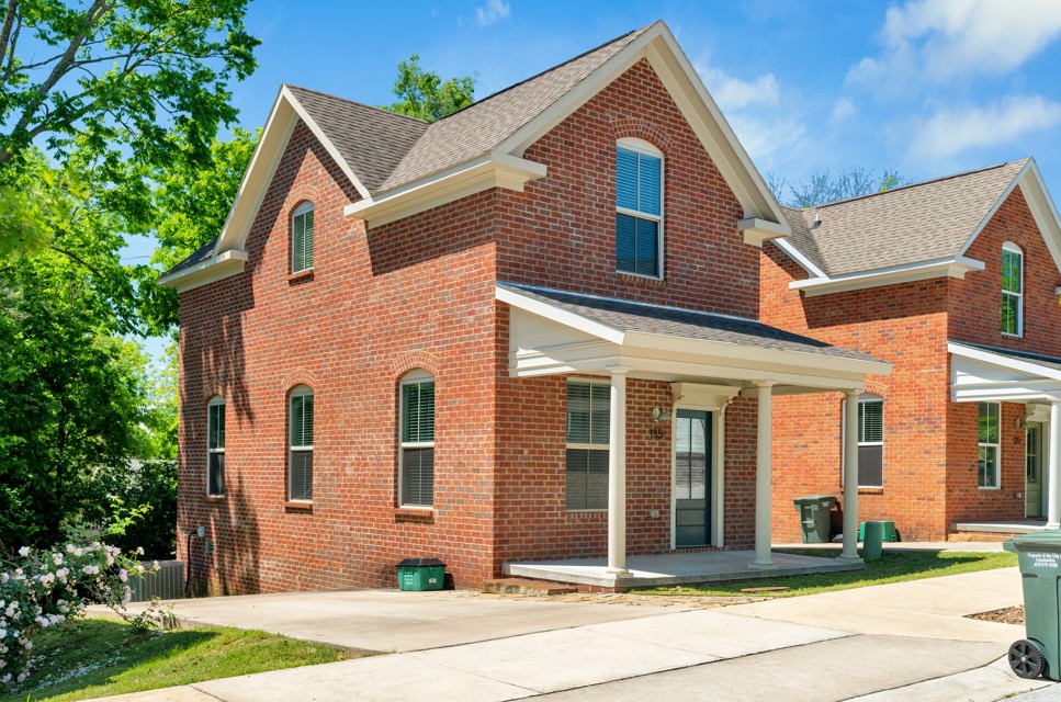 Amazing 2 bedroom 1.5 bath, single family townhouse in the heart of Fayetteville. Walking distance to Feed and Folly, Fayetteville Farmers Market, and campus. Refrigerator and washer/dryer provided.