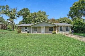 Nice quite neighborhood, with a large lot. Great starter home, or when you are looking to downsize. 3 bedrooms, 1.5 half bathrooms, and a large bonus room that has endless uses, all for $92,500.00