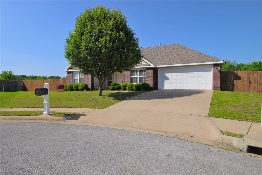 GREAT SPLIT BEDROOM PLAN 3 BEDROOMS, CROWN MOLDING, WHIRLPOOL TUB & SEPARATE SHOWER, CERAMIC TILE ENTRY,2 BATHS, LAMINATE WOOD FLOORING AND LARGE KITCHEN. OVERSIZE LOT. THIS ONE WILL SELL FAST.