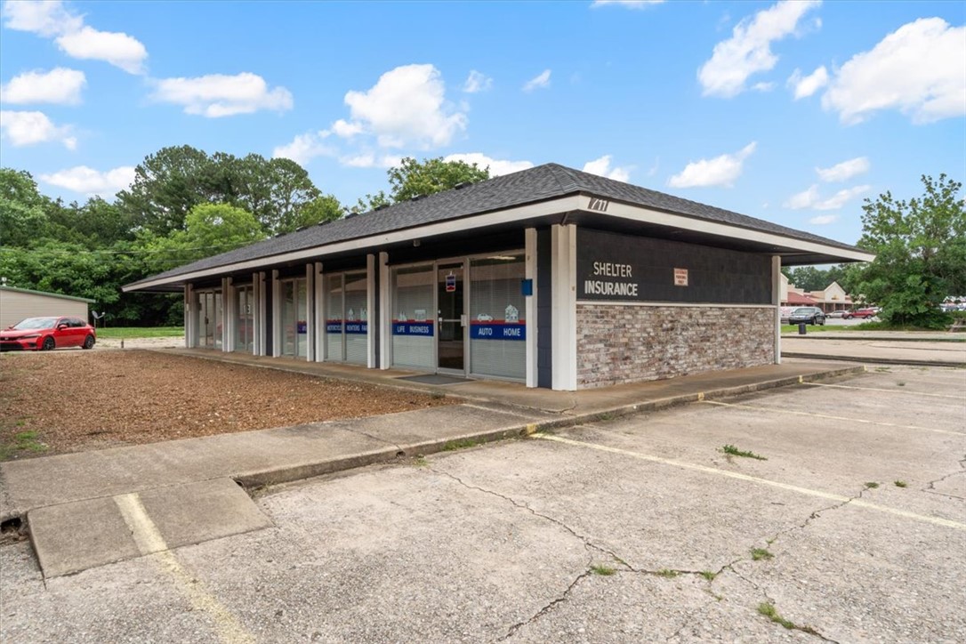 Investment opportunity in the heart of Siloam Springs! This +/- 1,625 SF office building is tucked just off Mt. Olive St and offers two office suites, one currently occupied by long-term tenants. The second suite has prospective tenant interest, providing potential for increased occupancy after closing. Currently operating under a modified gross lease, the property offers the possibility of restructuring to NNN for improved returns. Features include large windows providing abundant natural light, welcoming reception areas, spacious offices, and three restrooms, including one with a shower. Located on Mt. Olive St with approximately 5,600 vehicles per day and just 0.5 miles from Hwy 412, this property offers excellent accessibility and visibility within the growing Northwest Arkansas market. Recent improvements include a new roof. Ideal for investors or owner-users seeking income potential and a prime location.