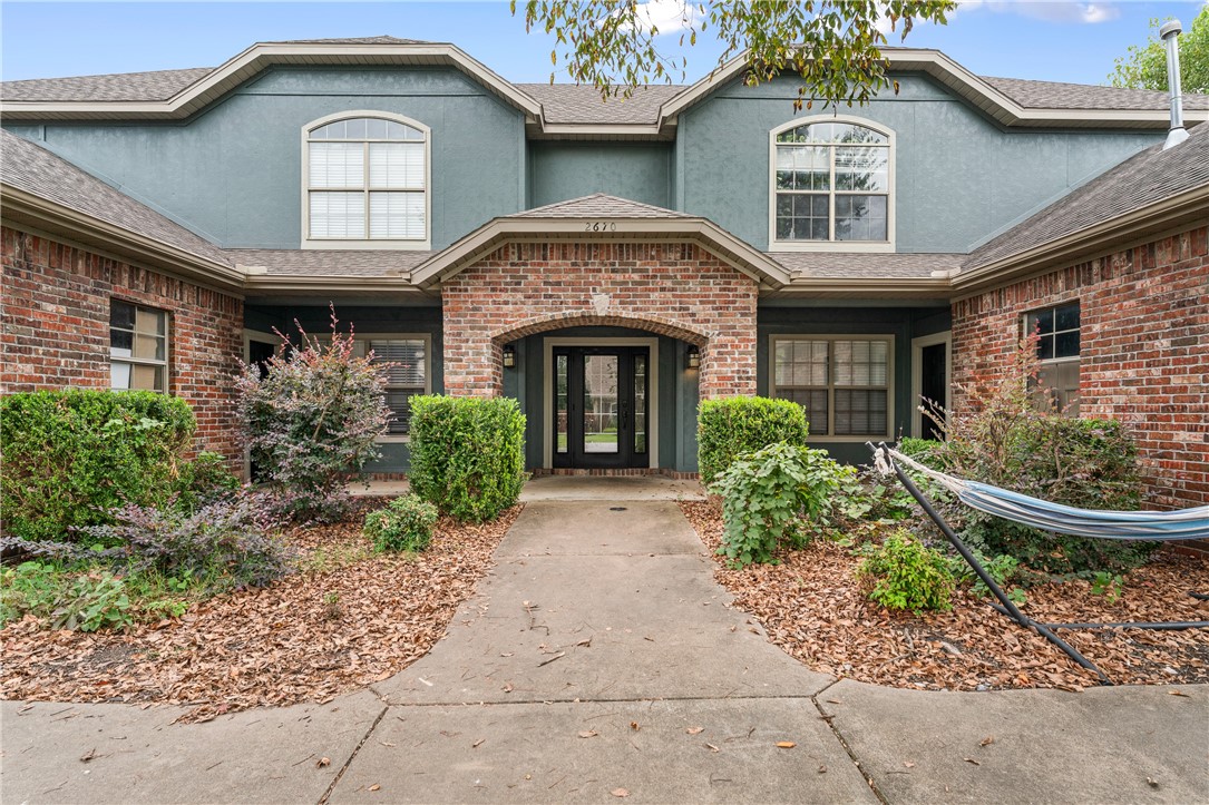 Sunbridge Villas four-plex: FOUR 3BR/2BA/1-car garage units (˜4,628 SF total). Fully leased and turn-key. All four units were totally rehabbed within the past year and every A/C is brand-new. Each unit has a comfortable layout, private entry, and separately metered utilities. Attached garages and low-maintenance brick + concrete-siding exterior. Prime Fayetteville location near the University of Arkansas, I-49, Dickson Street, retail/grocery, cafés, parks, and the greenway trail network. Minutes to major corridors and transit. Consistent rental history with low vacancy. Strong year-round demand for 3-bed layouts with garages. Whether you’re stacking doors or planning to occupy one unit, this fourplex/4 plex is a clean, income-producing hold in a vibrant location.