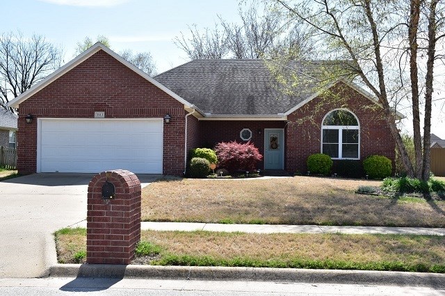 Fully remodeled. Split floorplan. Real hardwood floors & new carpet. Stainless steel appliances. Granite & marble counters. Custom walk in closet with built ins. Large custom tile shower. Brand new AC unit. Energy efficient vinyl double hung windows. 10' ceilings.  Spacious corner lot.