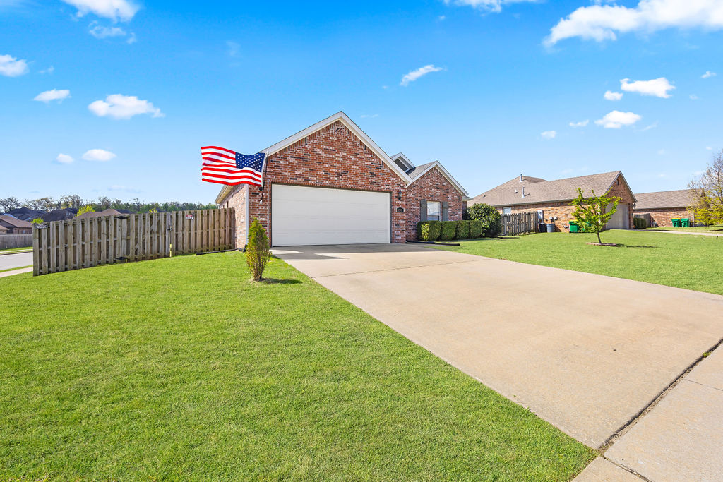 Welcome to this bright and inviting 4-bedroom, 2-bath home located on one of the larger corner lots in the desirable Tamarron subdivision in Centerton. This home offers a spacious and open floor plan filled with natural light, creating a warm and welcoming feel from the moment you walk in.
The kitchen features granite countertops, ample workspace, and flows seamlessly into the main living area. The primary suite is generously sized and includes two walk-in closets. Upstairs, the fourth bedroom offers great flexibility and can easily function as a bonus room, playroom, or home gym depending on your needs.
Step outside and enjoy the added bonus of a beautifully usable yard featuring an Arkansas Black apple tree, a Gala apple tree, and a Georgia peach tree. The larger corner lot provides extra space to relax, garden, or entertain. With new interior paint and a thoughtful layout throughout, this home is move-in ready!