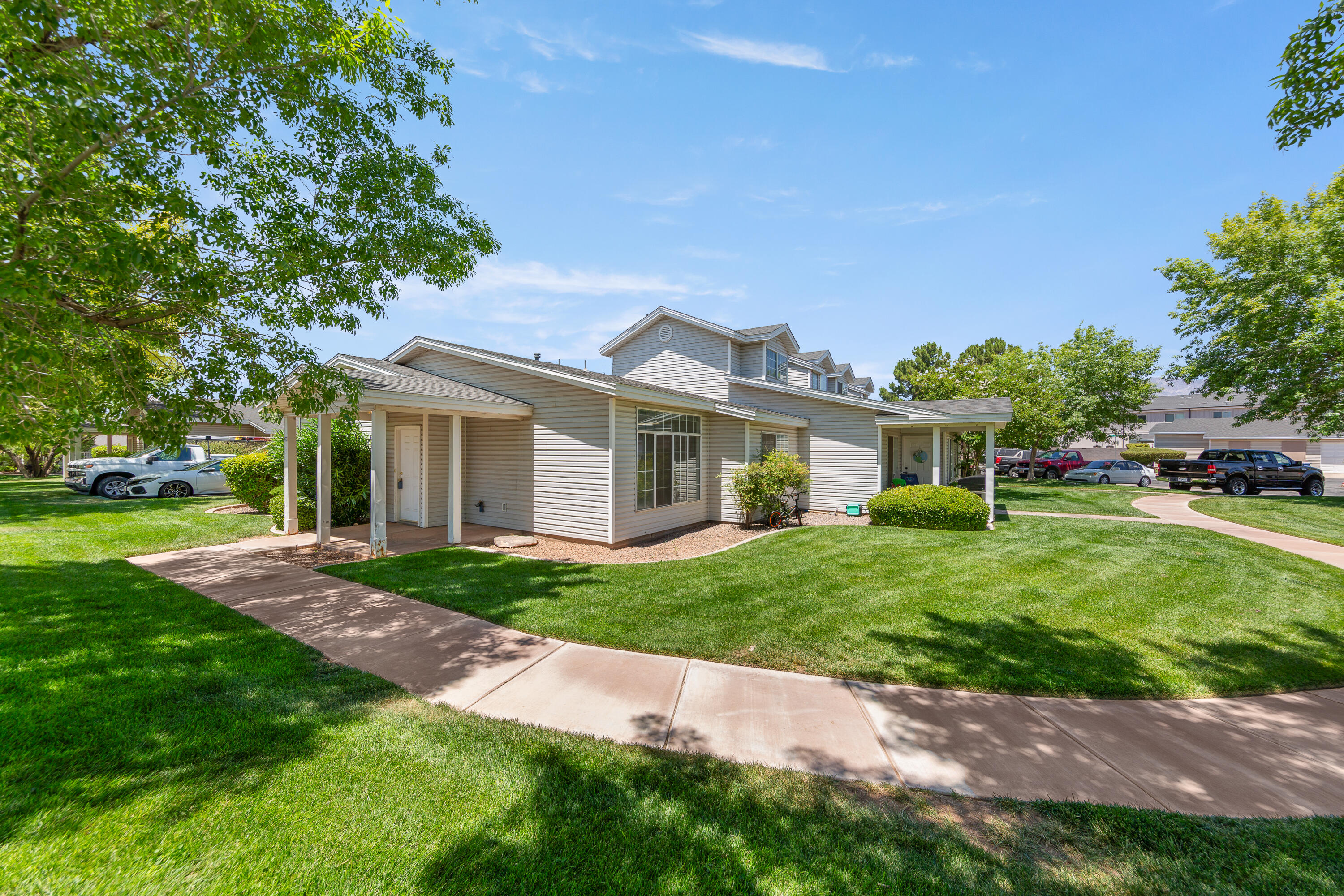 This town home is located on your way to Zion National Park!  Fantastic location to I-15, home has LVP and solid surface countertops with 2 bedrooms! Also has an attached 1 car garage. Stainless steel appliances in the kitchen.  Home is priced to sell!