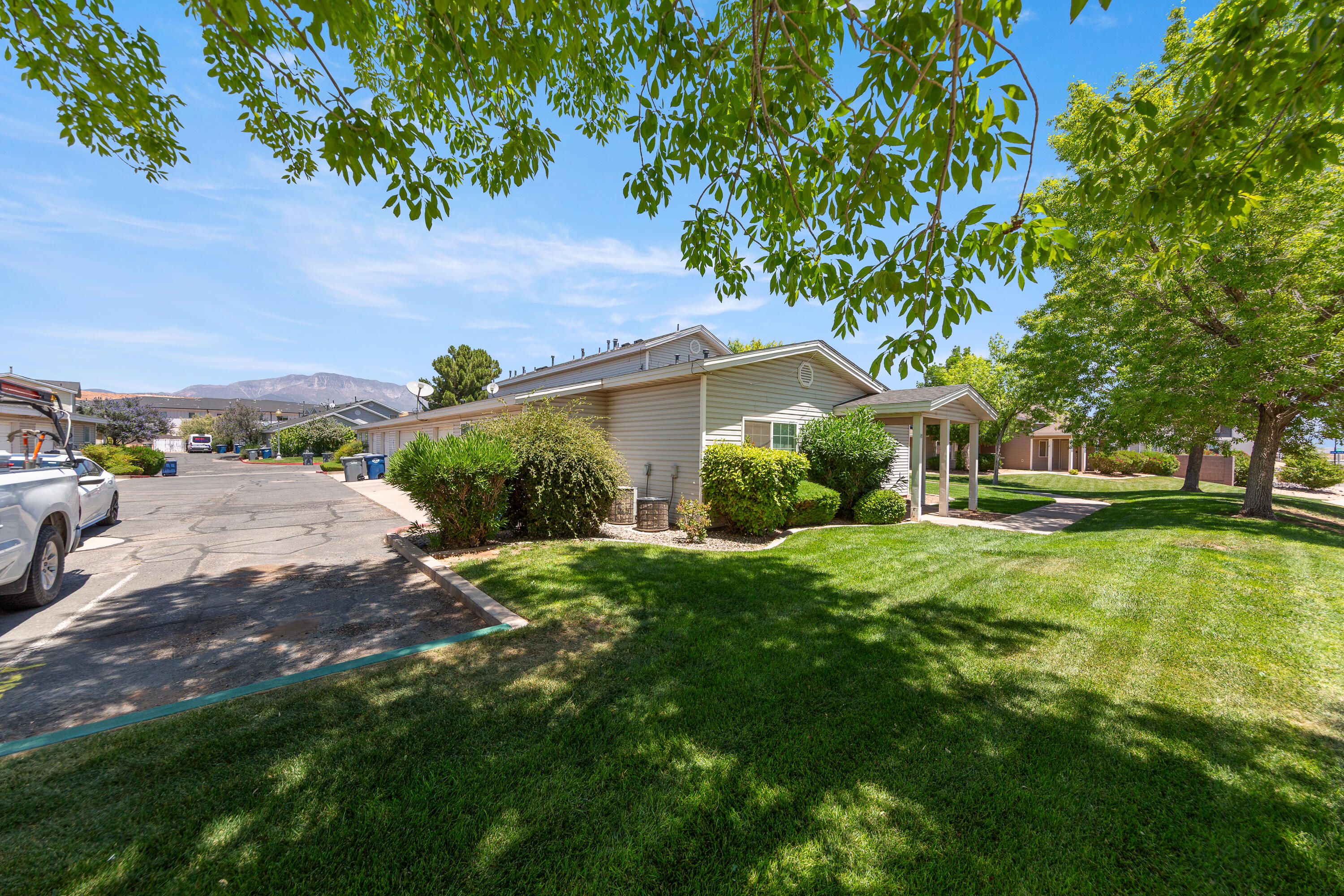 KNOLLWOOD TOWNHOMES - Residential