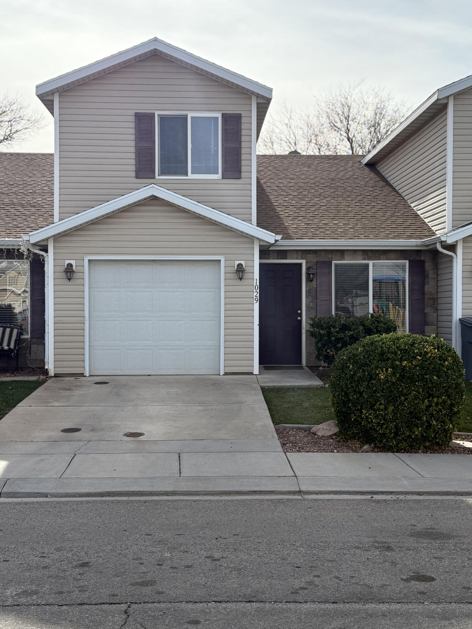 Move in ready, newer appliances and Water Heater, Great 1st home or Rental great quite location close to downtown Hurricane, Must See.