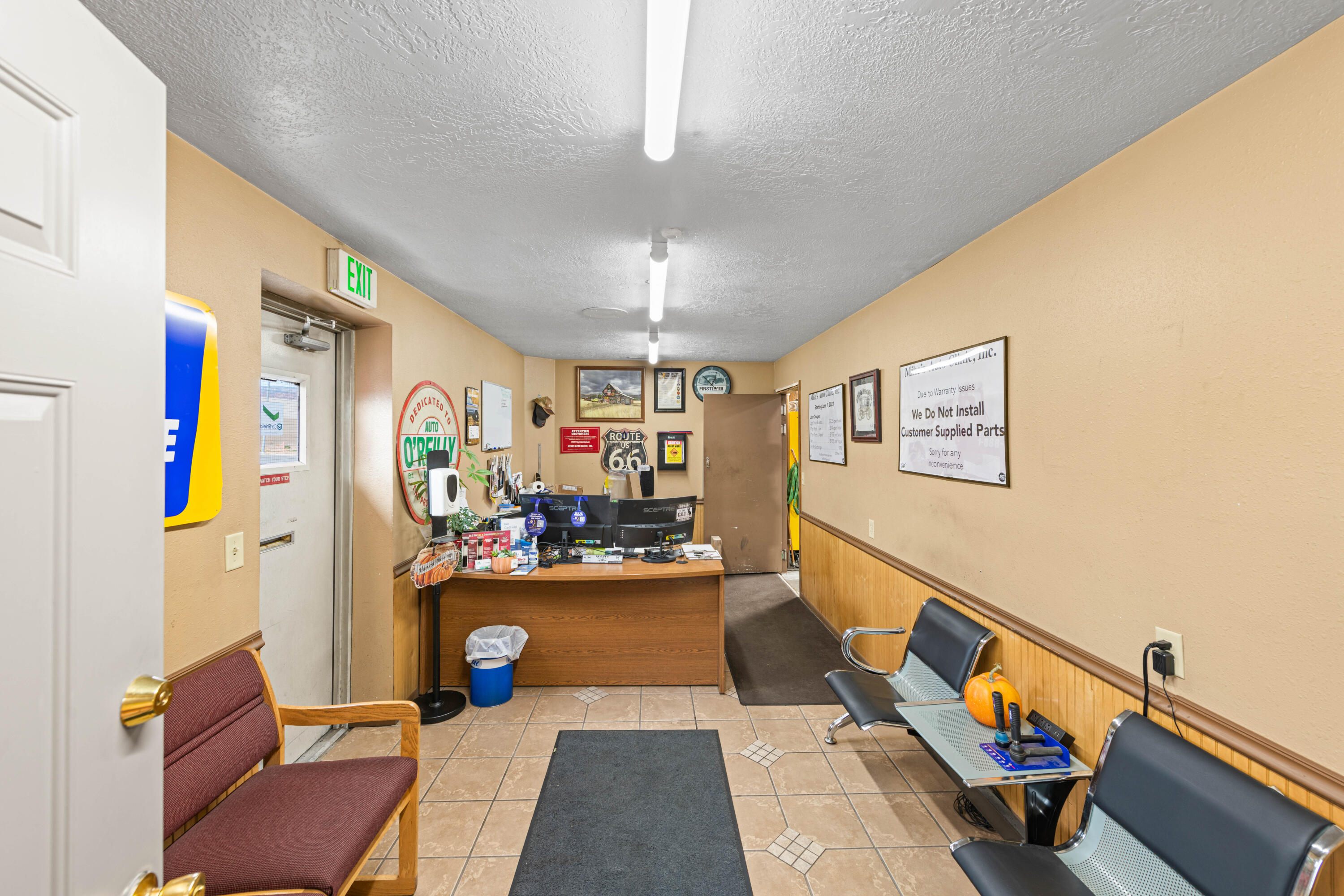 Main image without alt text