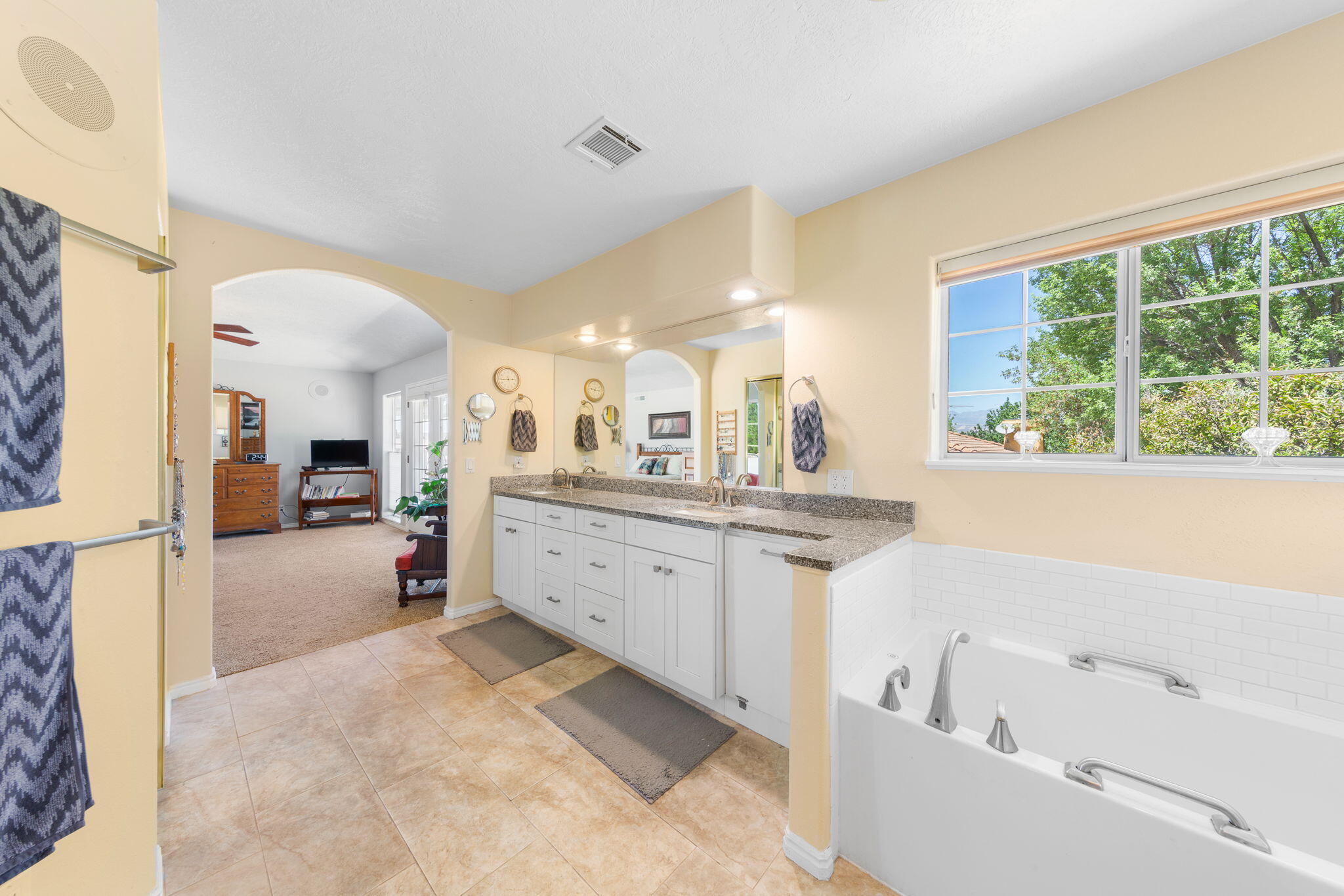 BLOOMINGTON HILLS - Residential