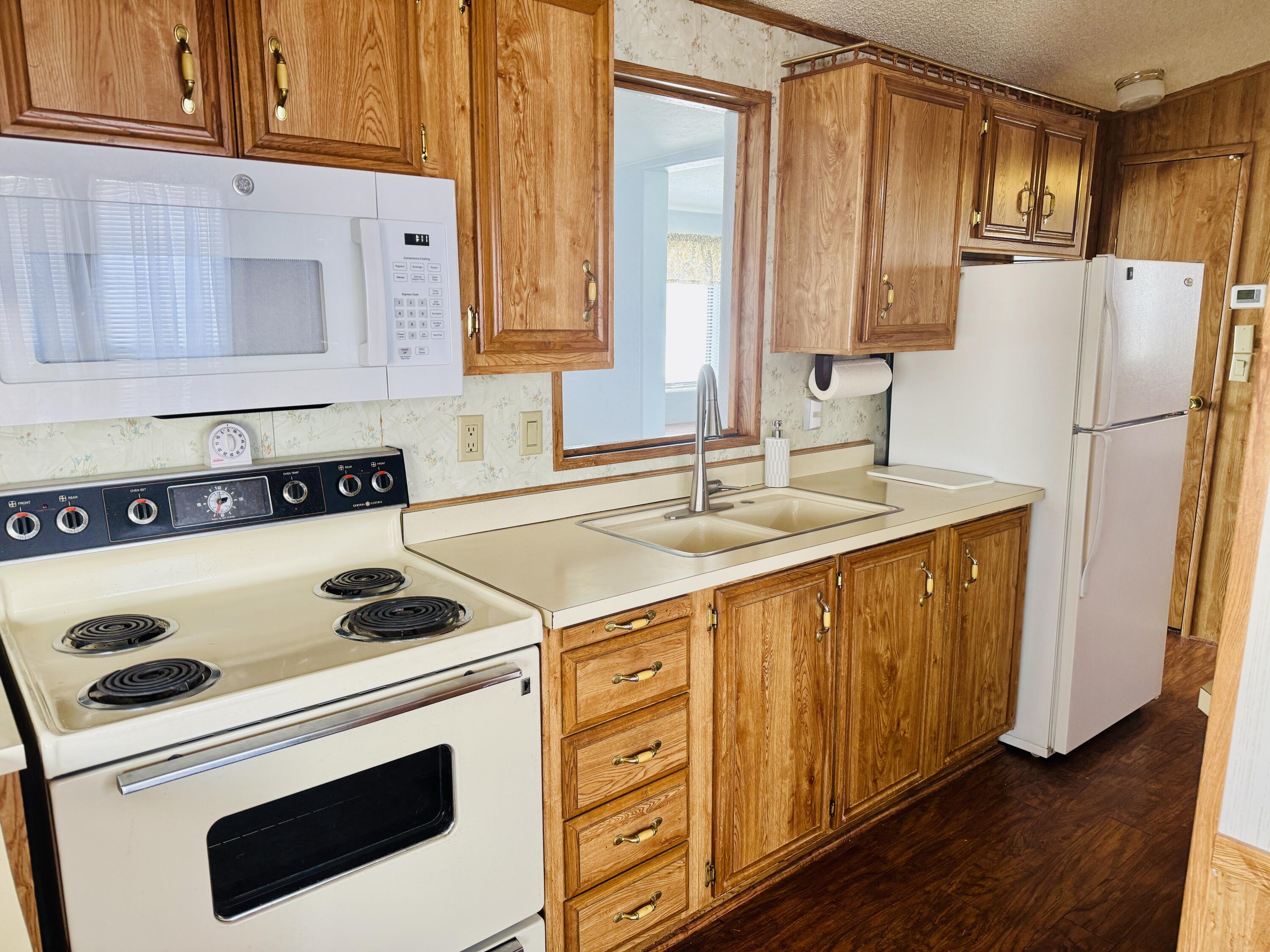 CANYON BREEZE RV RESORT - Residential