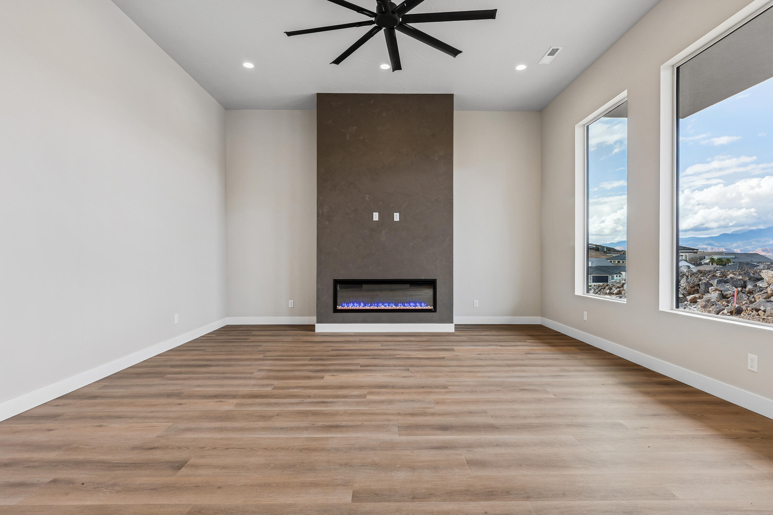SCENIC POINTE - Residential