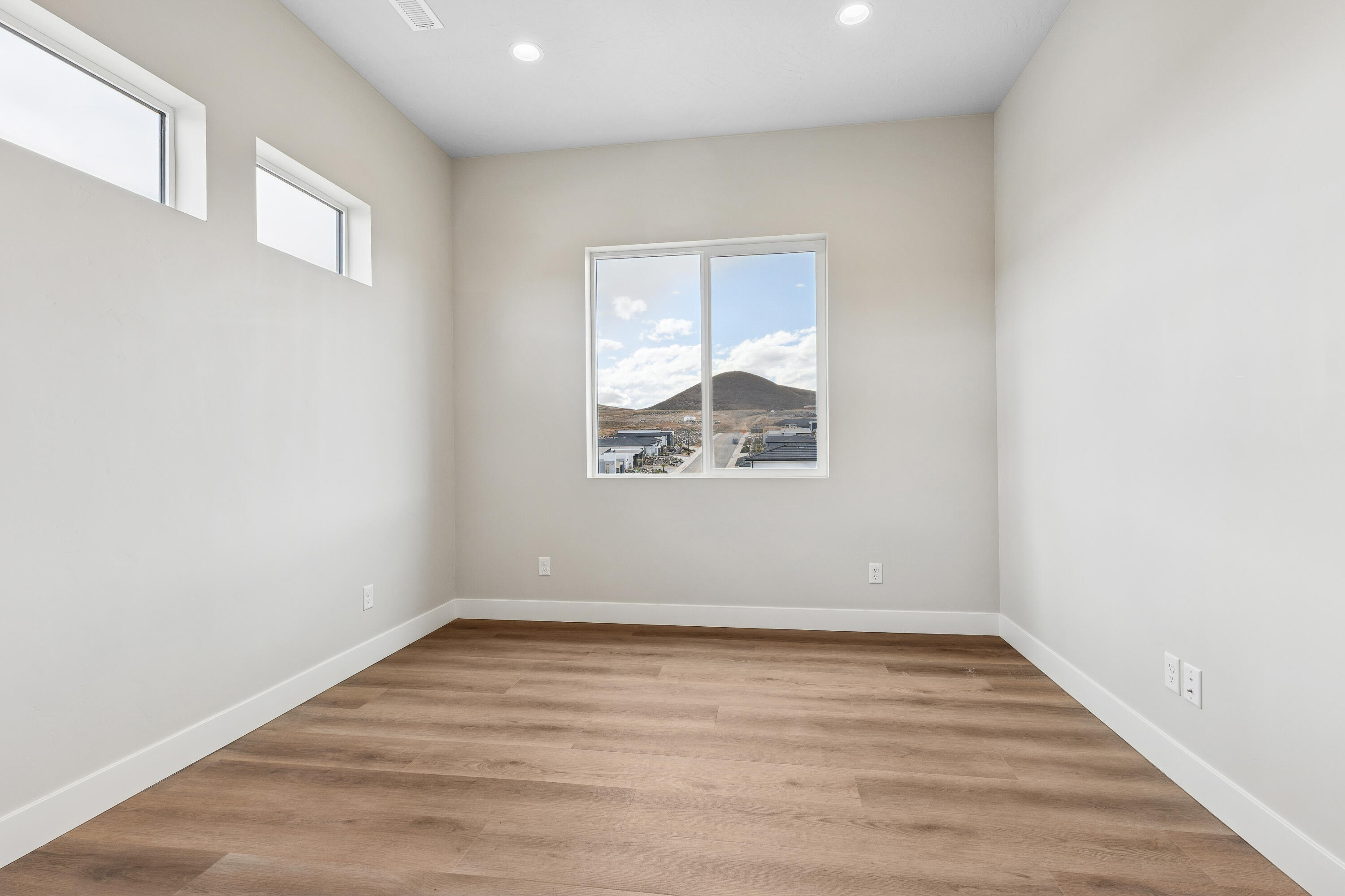 SCENIC POINTE - Residential