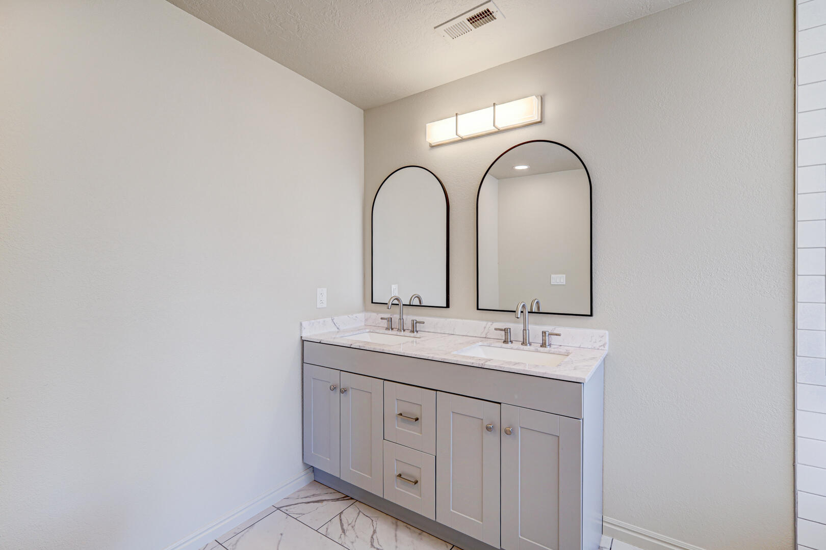 BLOOMINGTON HILLS - Residential