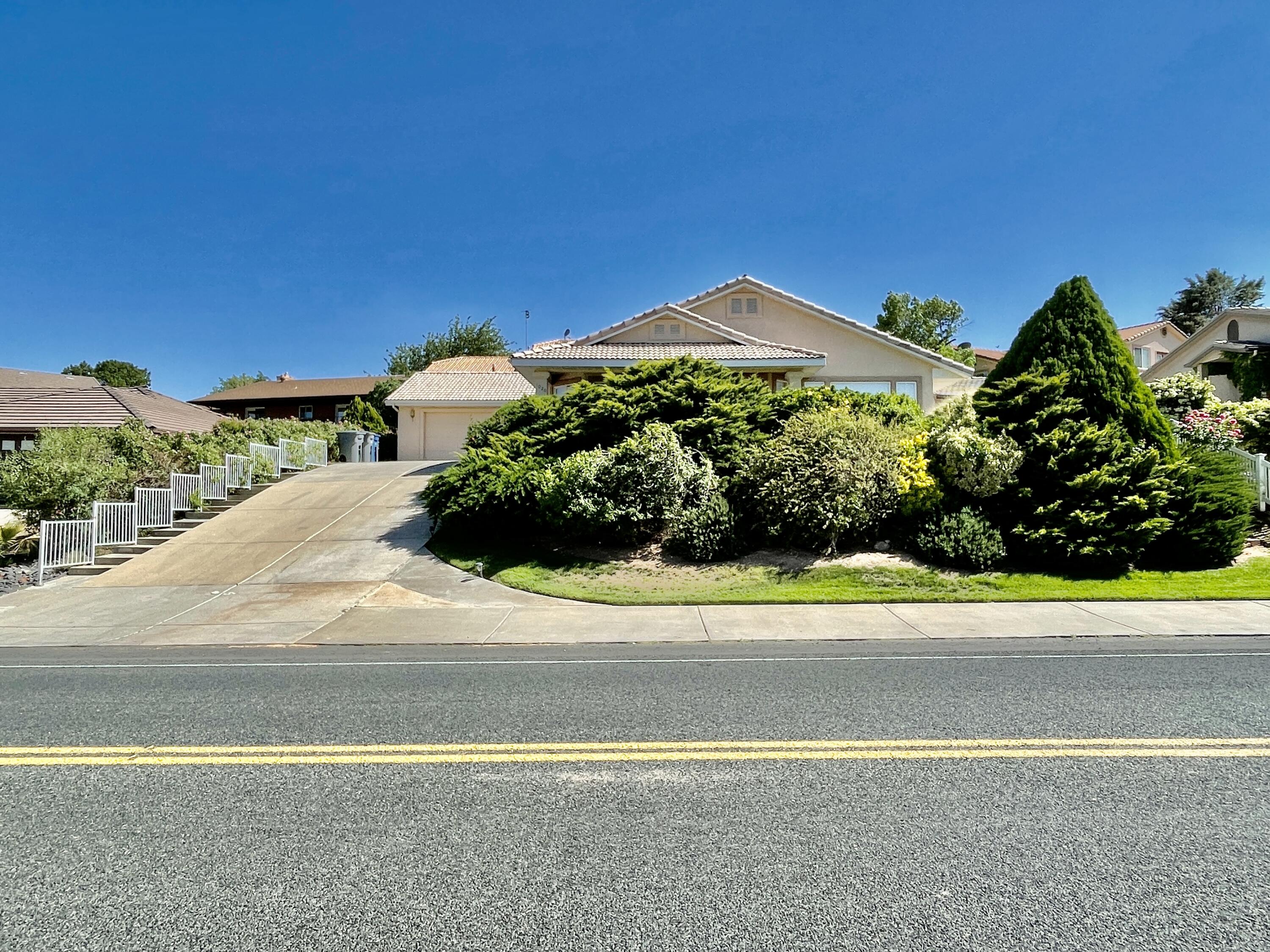 BLOOMINGTON HILLS - Residential