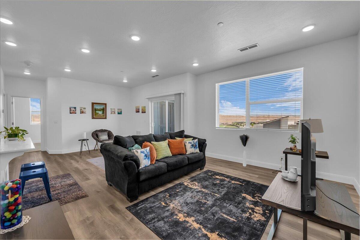 DESERT COLOR AUBURN HILLS CONDOMINIUMS - Residential