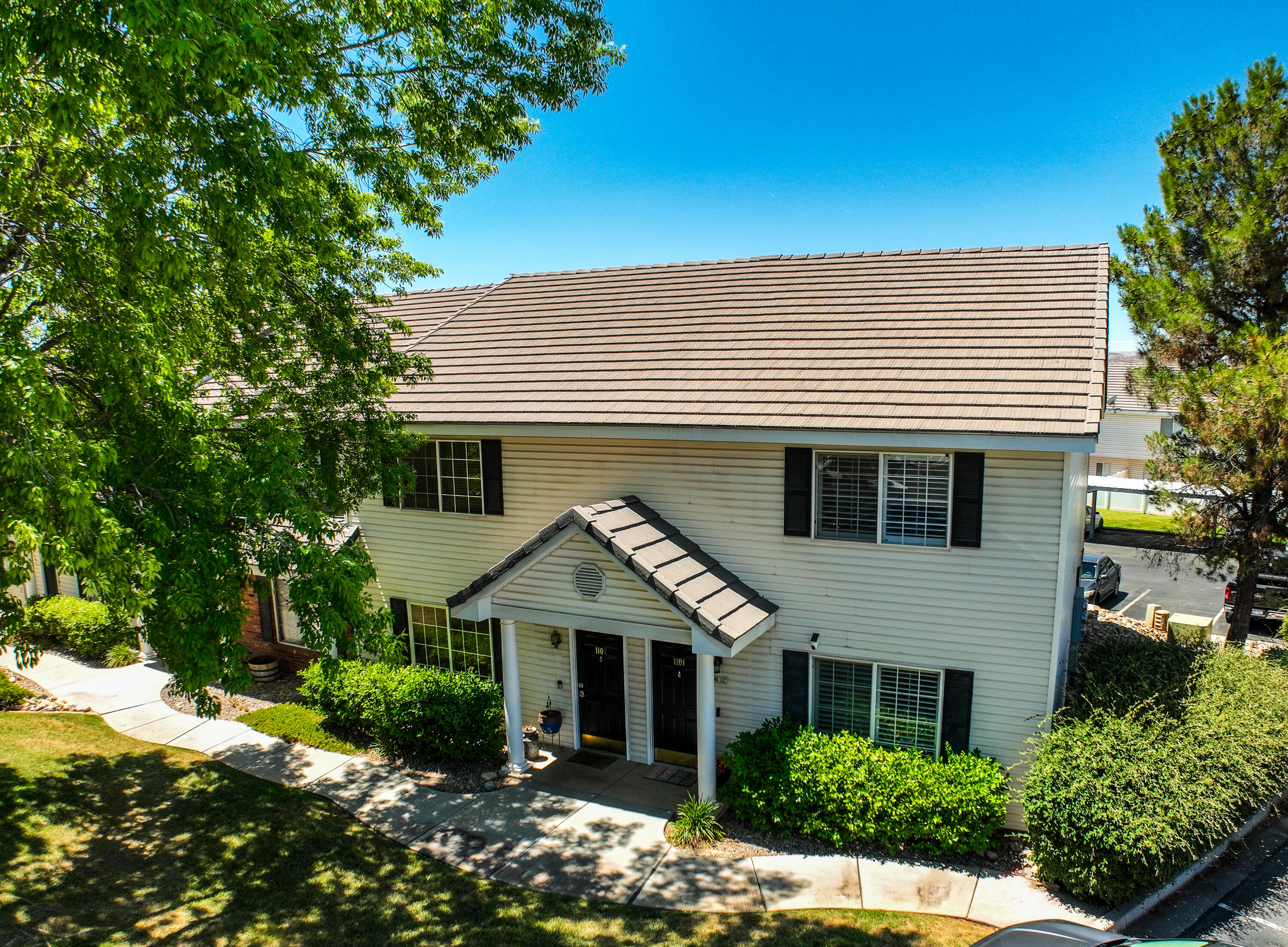 Move-in ready Lexington Hills end-unit with major upgrades already completed! This well-maintained townhome offers tile flooring throughout the main level, plantation shutters, updated stainless-steel appliances, newer HVAC, a new water heater (2025), and a recently installed water softener. The end-unit location provides an extra window for additional natural light. Enjoy community amenities including a pool, covered parking, and beautifully maintained grounds. Even better, the seller will pay the HOA's $6,500 exterior siding assessment, allowing the new owner to enjoy the upcoming improvements at no additional cost. Conveniently located near shopping, parks, schools, and everything St. George has to offer.