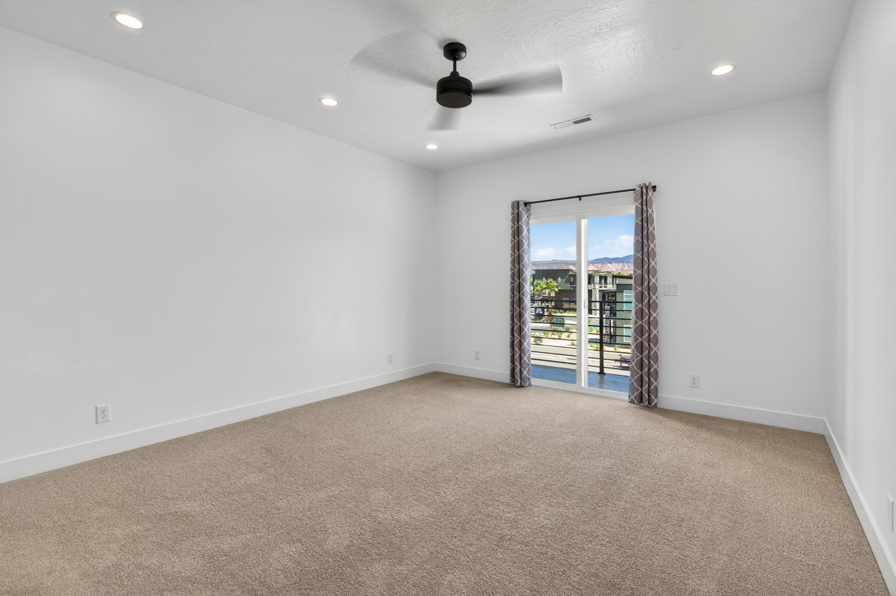 DESERT RIDGE TH - Residential