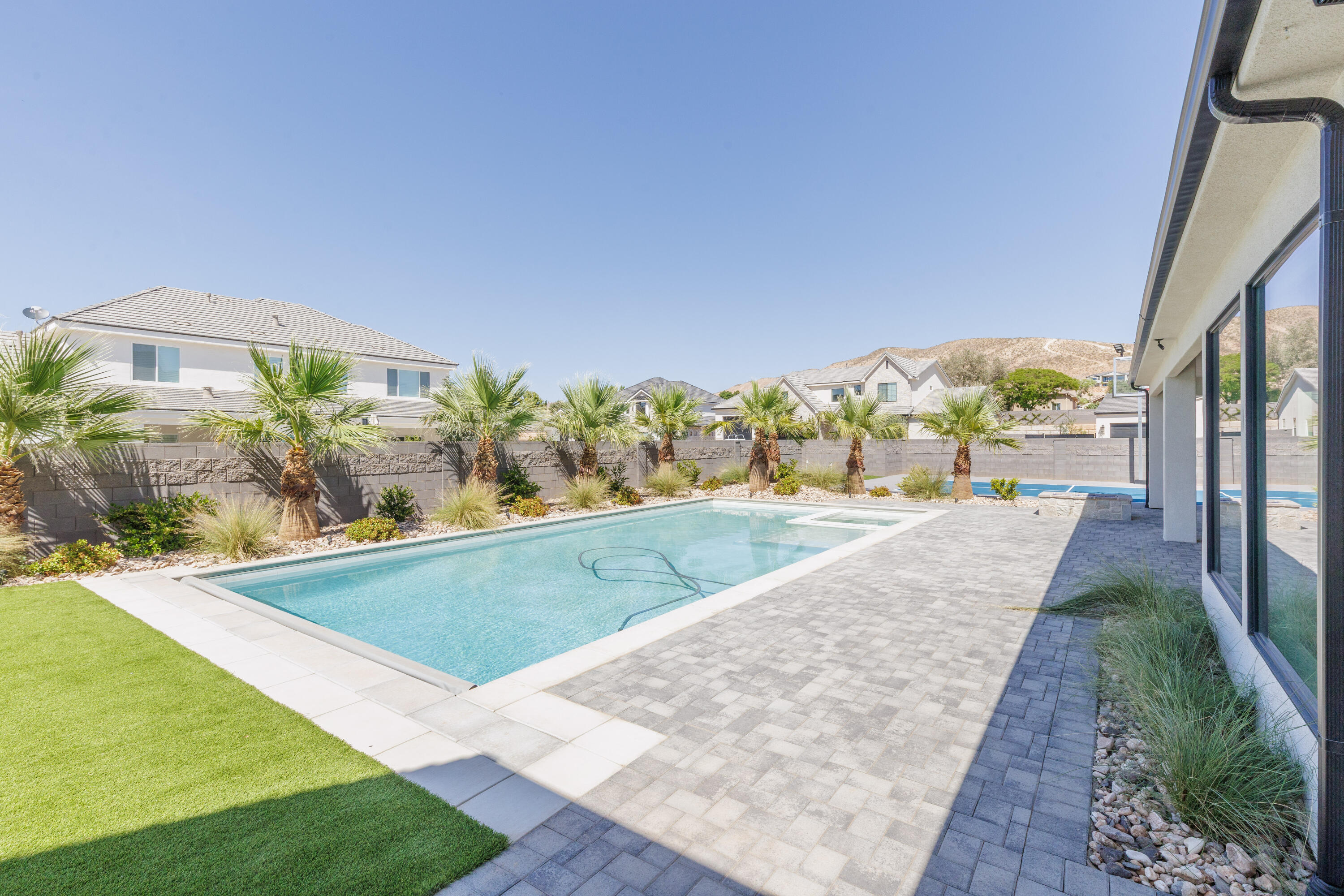 QUEENSRIDGE - Residential