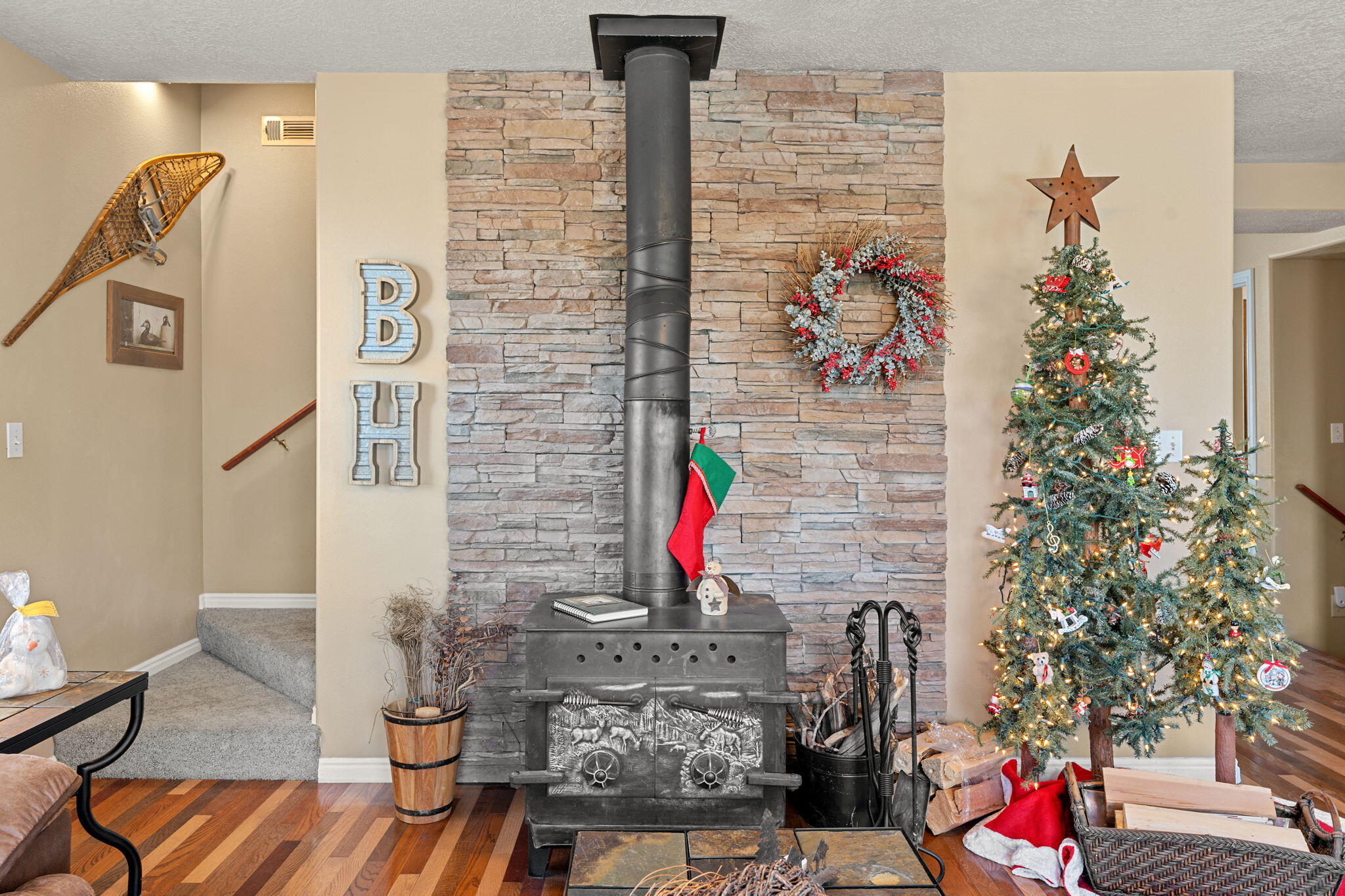 2500 sf on nearly 1/2 acre lot with trees, just 1 mile from Brian Head Ski Resort. Paved year-round access. Fully furnished with Ca-King Sleep Number, walk-in shower and large soaking tub in master - which also has a deck for the fabulous view. Heated storage area for your gear. Oversize garage.