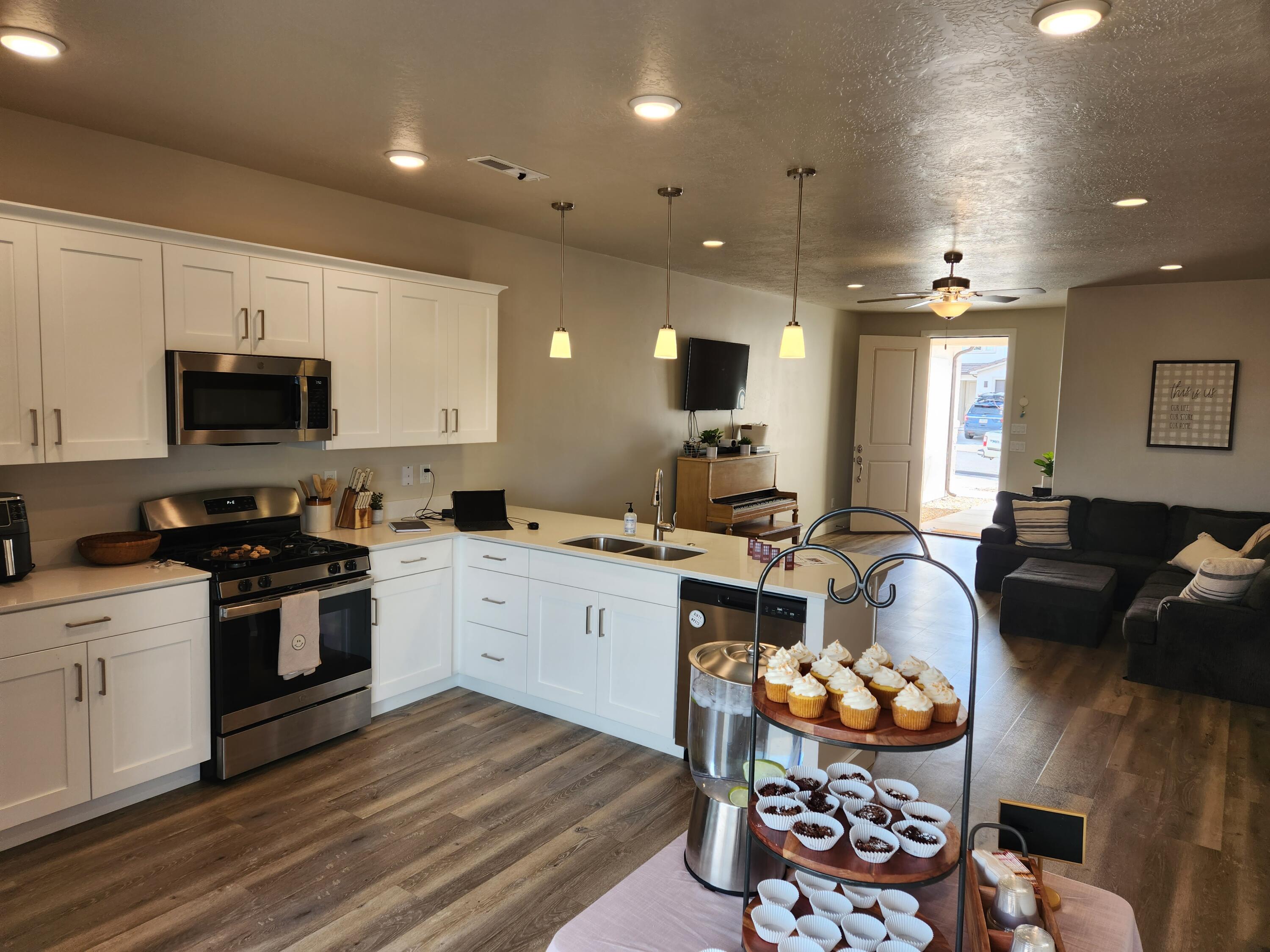 HURRICANE HEIGHTS TOWNHOMES - Residential