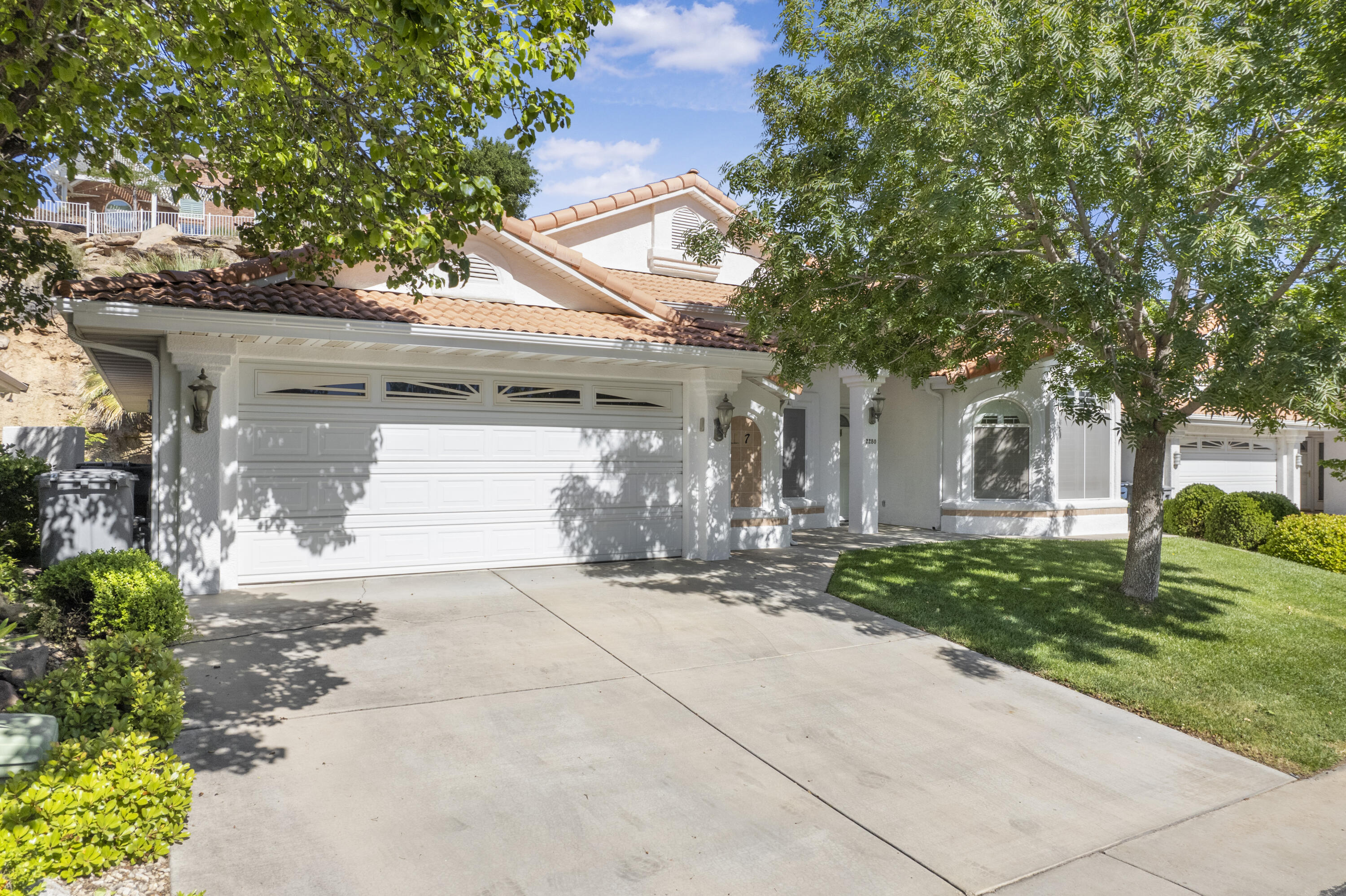Tucked in the quiet Bloomington community, this 3 bed, 2 bath home offers comfort and low-maintenance living with recently updated HVAC, new water heater, and new living room flooring. Enjoy a walk-in bathtub, leaf gutter filters, and a secluded patio with golf course water views. Minutes to shopping, dining, trails, the Virgin River, Little Valley, and quick access to River Road.