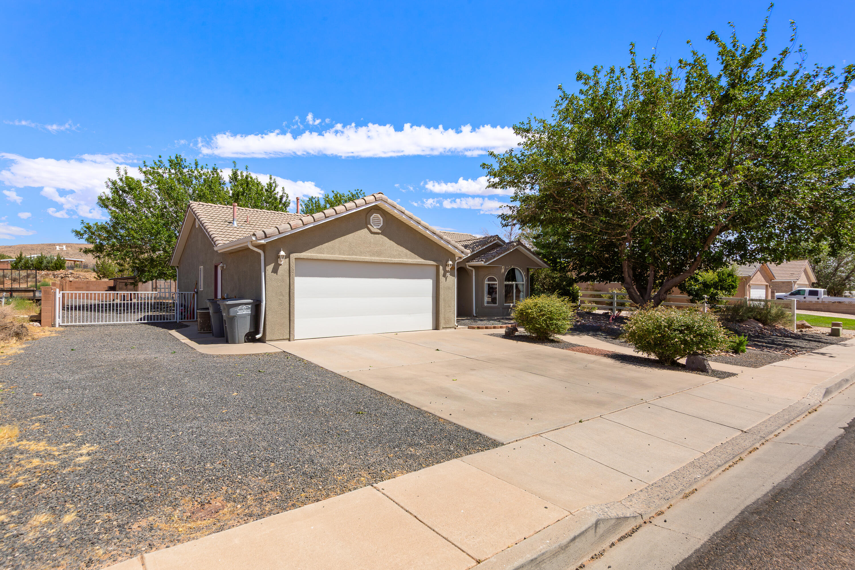 BRADSHAW & HALL - Residential