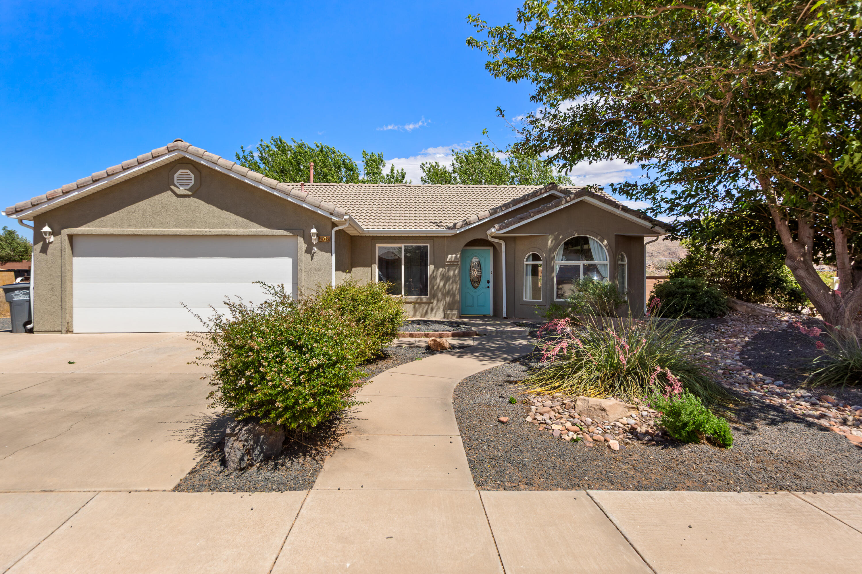 BRADSHAW & HALL - Residential