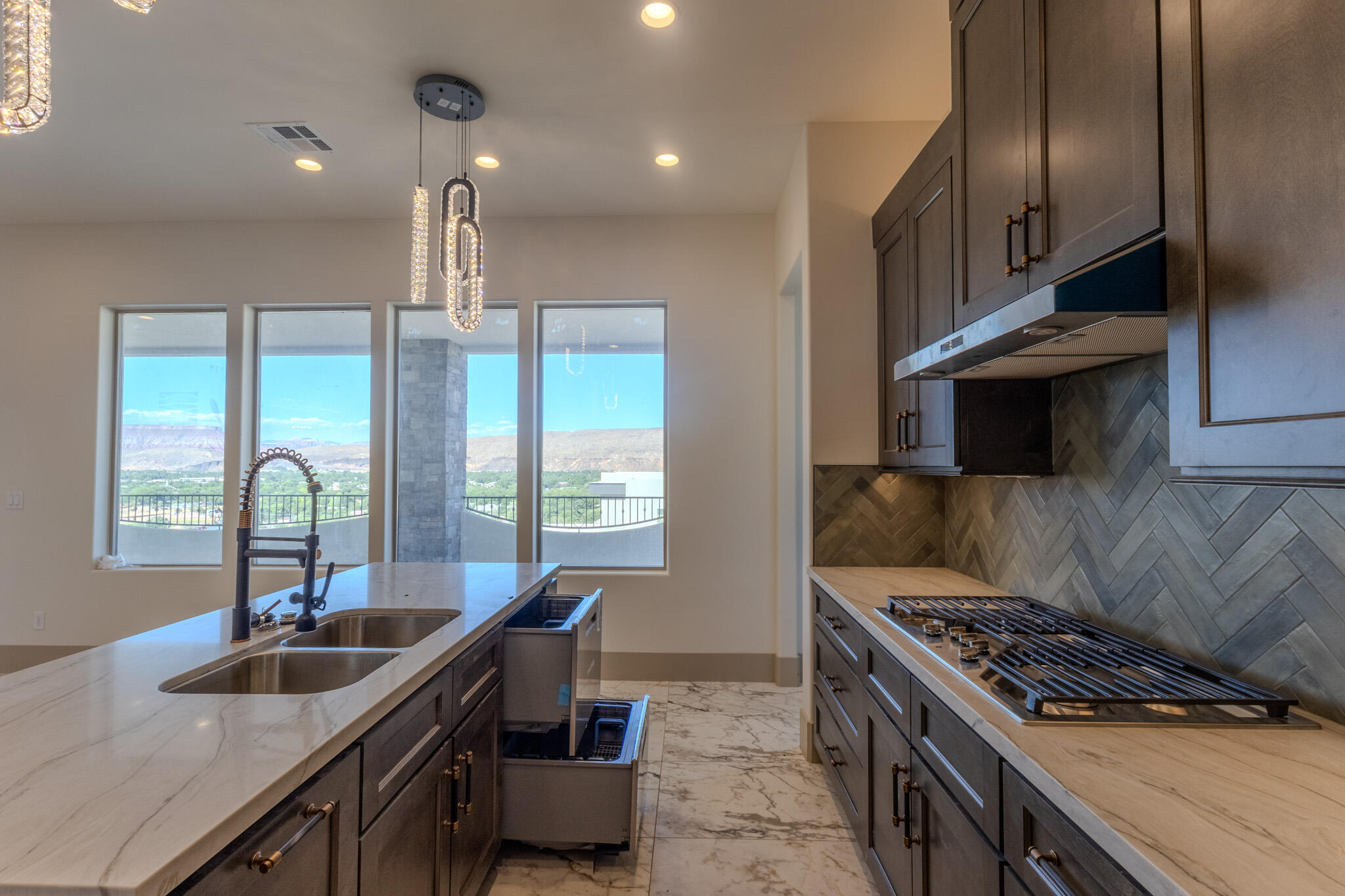 MOUNTAIN VIEW ESTATES - Residential