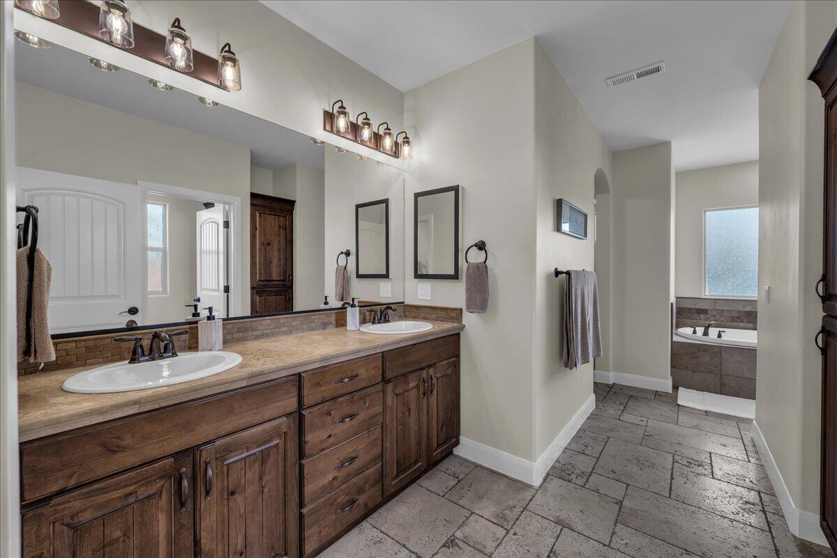 BRIDLE GATE ESTATES - Residential
