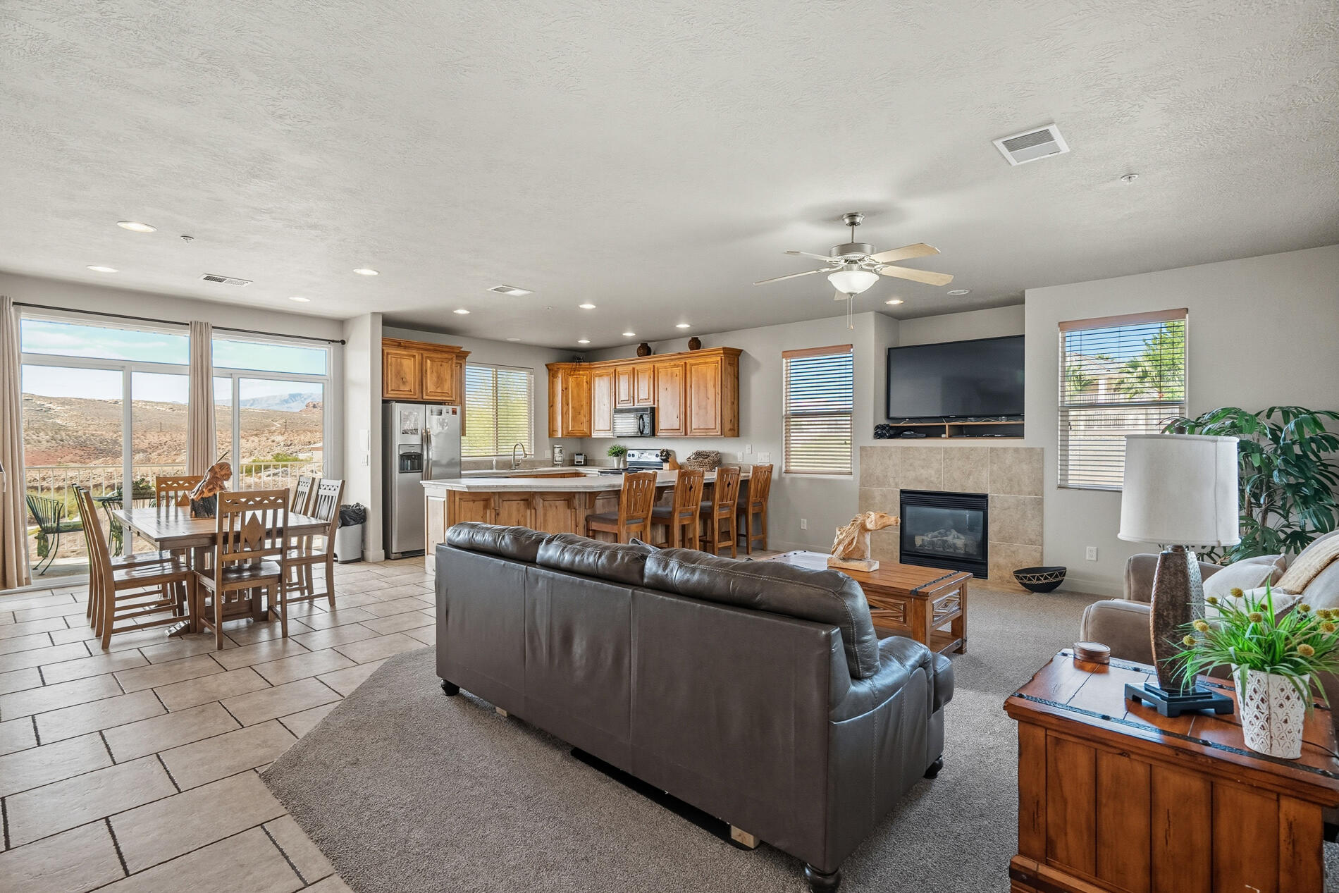 Price reduced below marker--Owner must close in January to meet a 1031 exchange deadline.

Perhaps the best, biggest, newest 2 bd 2 bath unit in las  Palmas, with its high ceilings, spacious floor plan, ideal location w/ unobstructed desert views from your back deck. Located on second floor and is a corner unit. Close access to 2 pools and 2 play grounds , quick walk to get to addition Large Club house weight room, water slide, splash pad, indoor pool, pickle ball & so much more. Come see this timeless western decor, this condo stands apart!